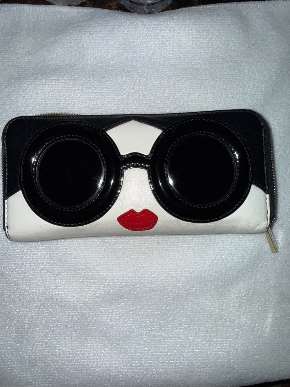 ALICE + OLIVIA STACE FACE PATENT LEATHER AND LEATHER  WALLET